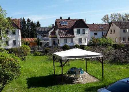 Grundstück von Süden. Grundstück von Süden.