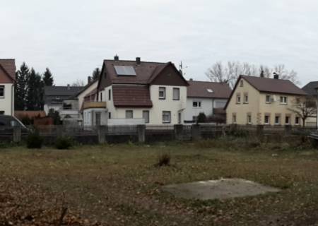 Grundstück von Süden vor Beginn der Erdarbeiten Grundstück von Süden vor Beginn der Erdarbeiten