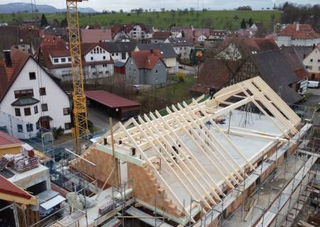 Dachstuhl von Gebäudeteil 1 wird aufgestellt Dachstuhl von Gebäudeteil 1 wird aufgestellt